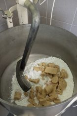 Rohmarzipan im Teigkneter / Michael Mantl-Mussak